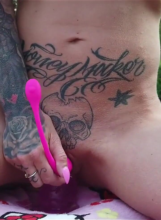 Sjov med dildoer udenfor