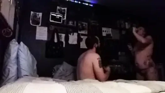 Im bett von freund vor der kamera erwischt
