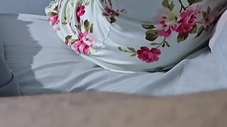 Stiefzoon zonder broek naakt in bed met stiefmoeder
