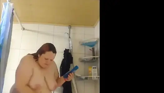 Смотри на меня, горячая жиробасина, принимаю душ.