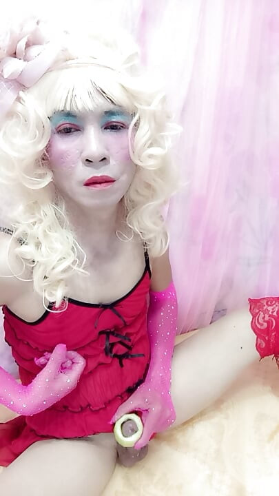 Transseksualna Le w seksownych erotycznych ubraniach szarpanie swojego kutasa pierścionkiem
