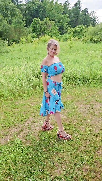Real TOPLESS MOMMY Outside Mature MILF BIG TIT in the Sunshine