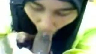 Hijabi chupando y bebiendo semen