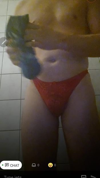 Une femboy très sexy montre son cul en string