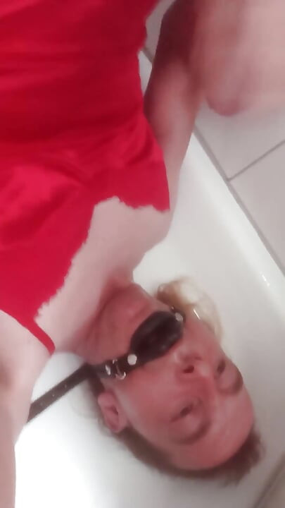 Leatransteen Swallows Own Pee and Cum