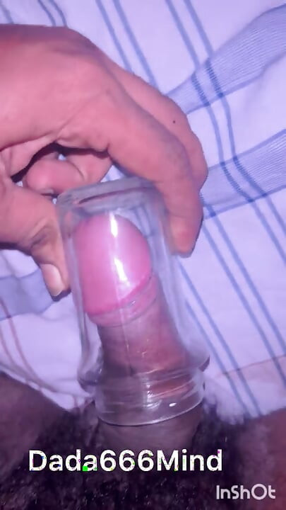 Un Indien se masturbe avec un bocal en verre