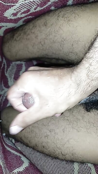 英俊的年轻男人徒手撸动他粗大的鸡巴 - 没戴套 - 巨屌Twink - 撸黑屌