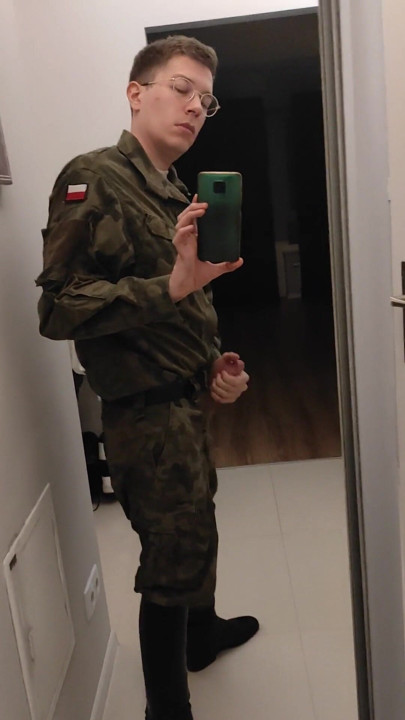 Soldado gay se masturba em oficiais militares 4 | Clipe 2