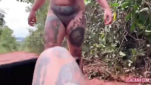 Yolda iki yaramaz kızla karşılaştık