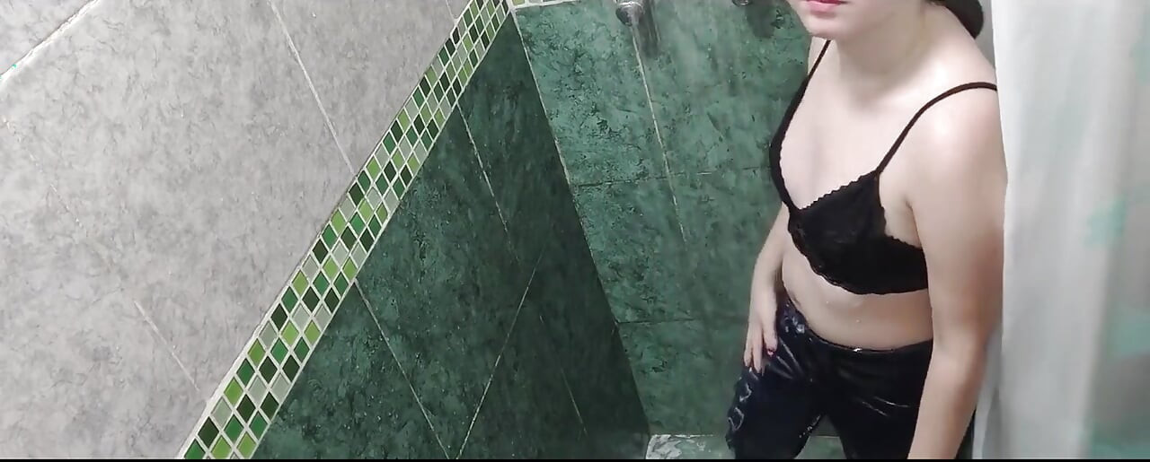 Kıyafetlerimle banyo yapıyor