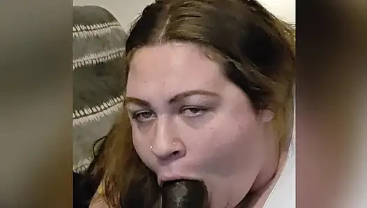 Weißes mädchen mit dickem hintern wird gepflügt und schluckt das sperma ihres stiefbruders