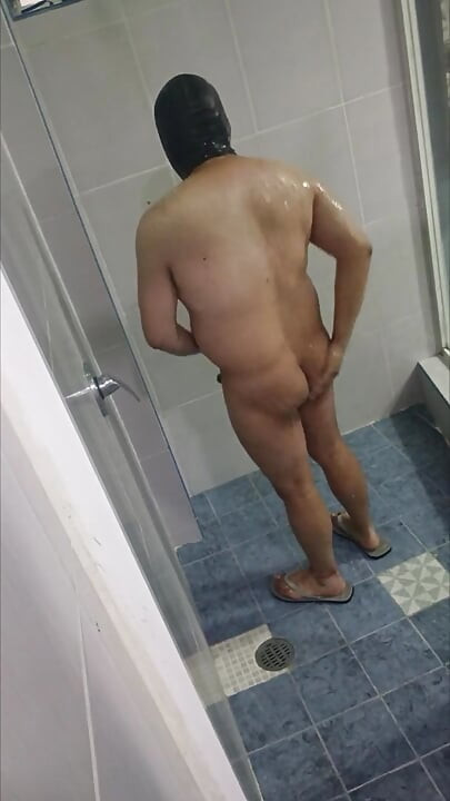 Watch my whole body while I take a nice bath at the hotel before I go on my trip.