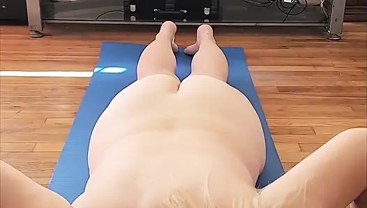 Ateşli iri güzel kadın sabah çıplak yoga yapıyor!