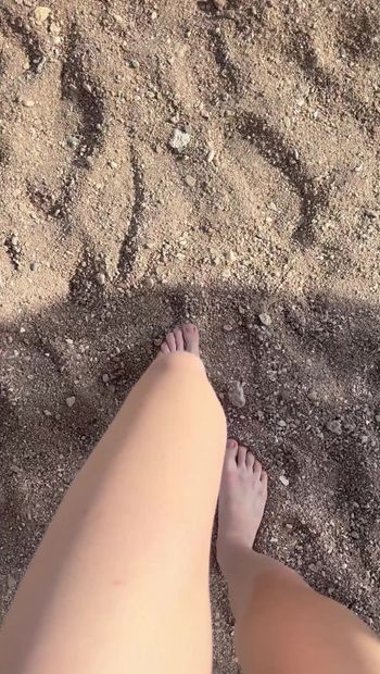 I miei piedi sentono la spiaggia e l'acqua