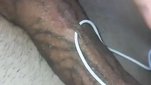 Kulaklık tıkacını üretrama ve büyük yarak piercing deliklerine sokuyorum. Ve iki kez deli gibi boşalıyorum.