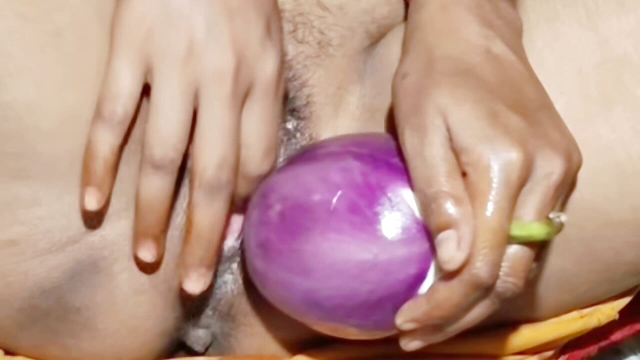 Desi Bhabhi Pussy Mein Bada Baigan Dal Ke Pani Nikla Hindi Audio Masturbation Spray