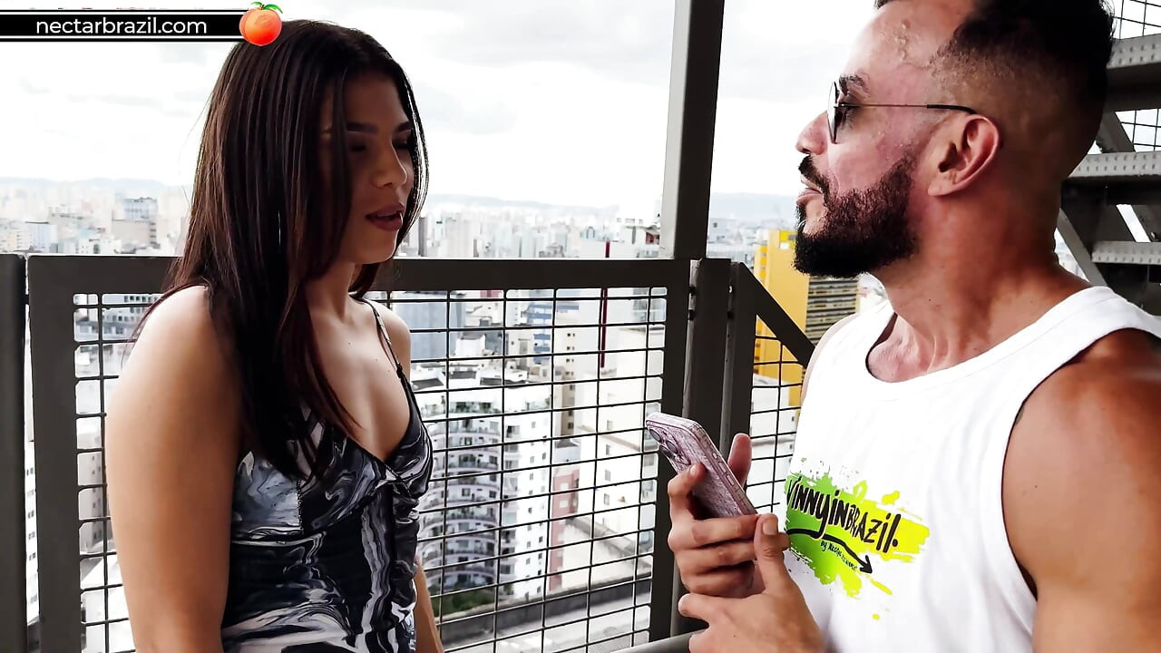 Brunette dengan pantat besar menelan zakar saya dengan pantatnya