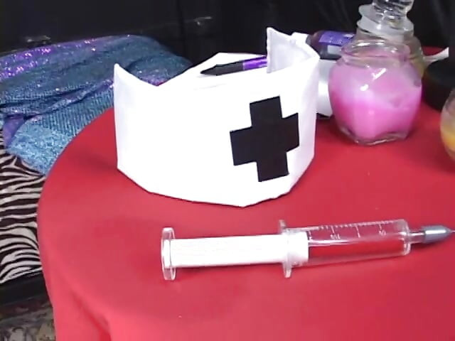 Asiatische krankenschwester lutscht einen dicken schwanz und fickt ihn im bett