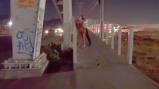 BETRAPT OP SEKS OP DE VOETGANGERSBRUG