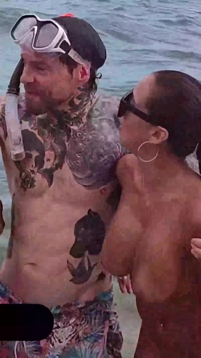 裸体海滩上的“鲨鱼”计划导致狂野的四人行！ | 短片 1