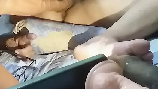 Onun ıslak amcığını yemenin tadını çıkarıyorum