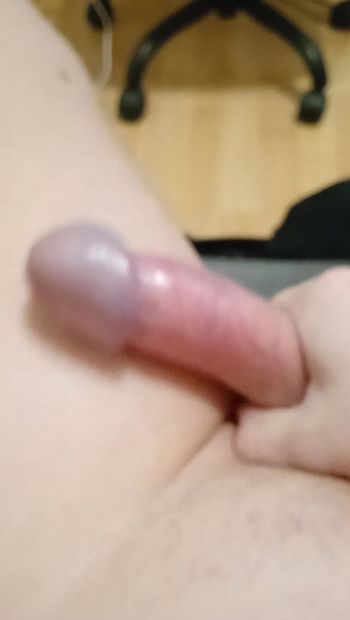 Un jeune mec sexy regarde un hentai et se masturbe une grosse bite