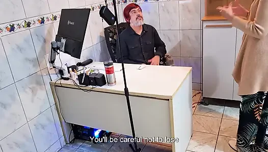 Женщина-босс приказывает сотруднику снять одежду и сосет его задницу