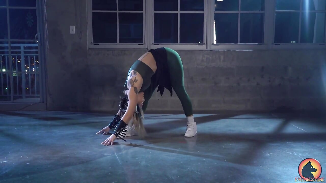 Sonya Blade Stretch