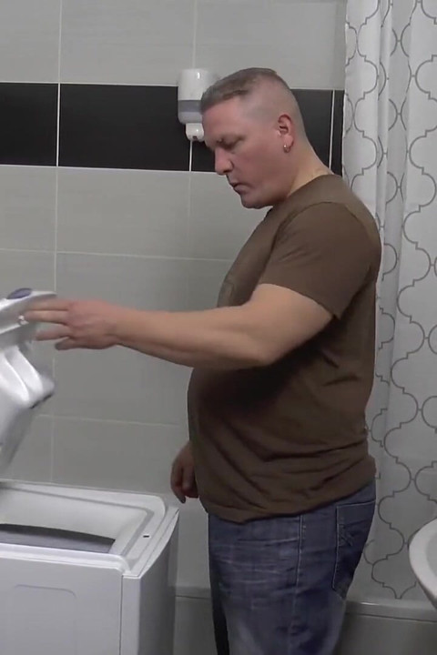 Colega mea de cameră, o curvă spaniolă matură cu mult păr pe pizda ei și țâțele ferme, vrea gura umplută