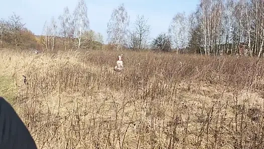 Kelinci Polandia ngentot di lapangan. Cowok ini nyepong kontol sampai toketnya dicrot sperma hangat