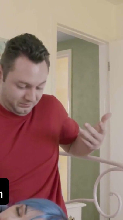O curvă adolescentă pasională cu părul albastru își seduce și își fute fratele vitreg în timp ce studiază - lovituri de familie | Clip 2