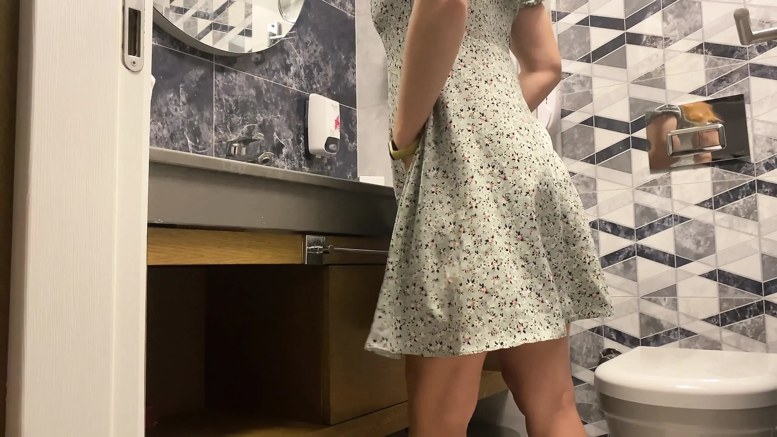 在俱乐部厕所的镜子里与怀孕的好朋友的妻子出轨