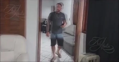 Kel Arjantinli arkadaşını evine davet etti ve sonunda onları iş üstünde yakaladık