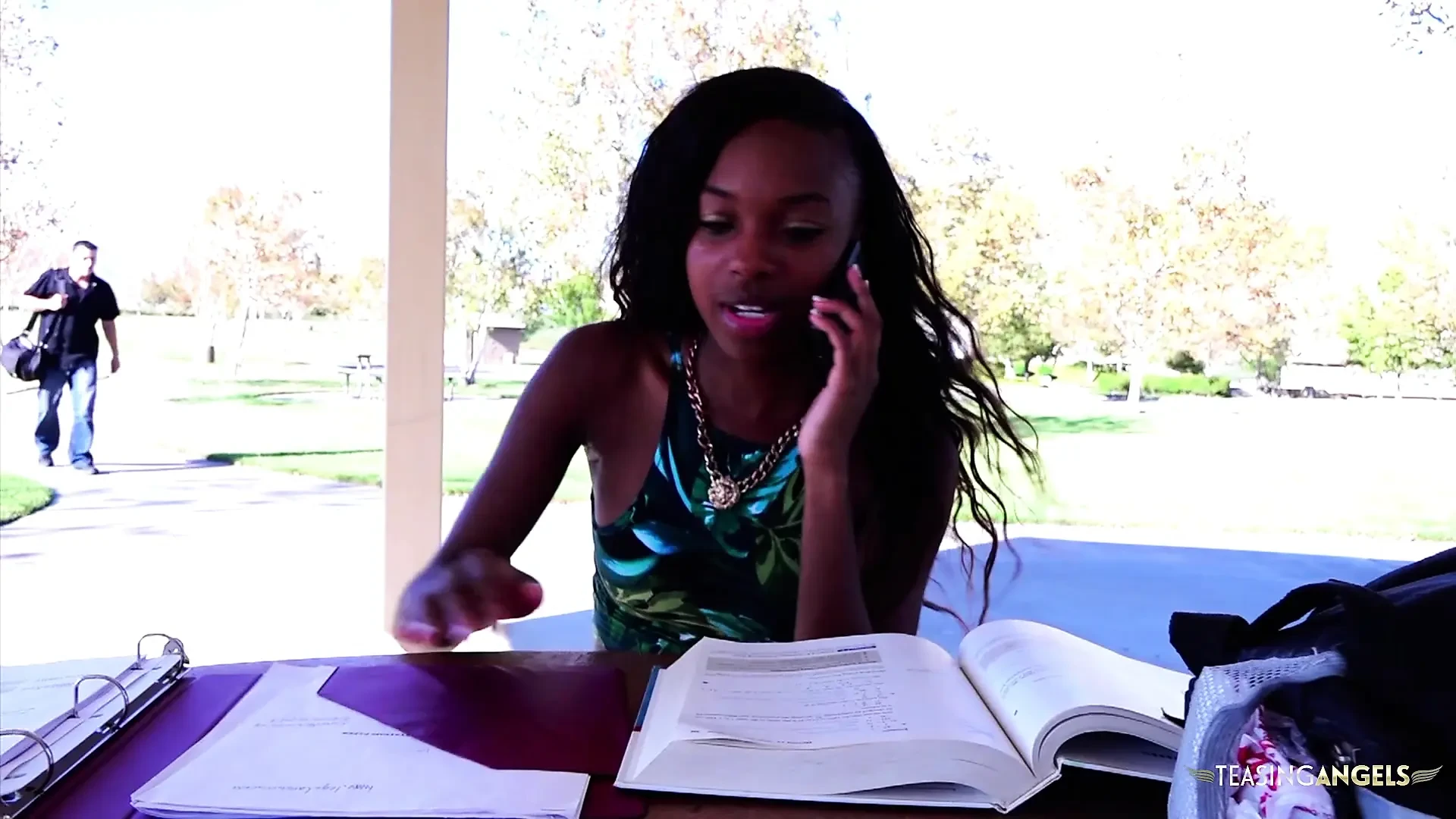 Ta hebanowa dziewczyna może nie być uczonem, ale ssie penisa z naukową dokładnością