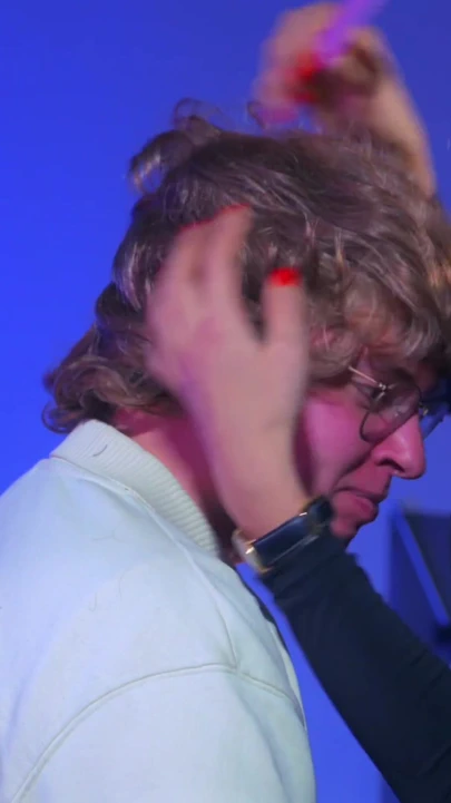 热辣熟女珍妮史密斯和饥渴的维罗妮卡魅力勾引了一个18岁以上的书呆子家伙。 | 短片 1