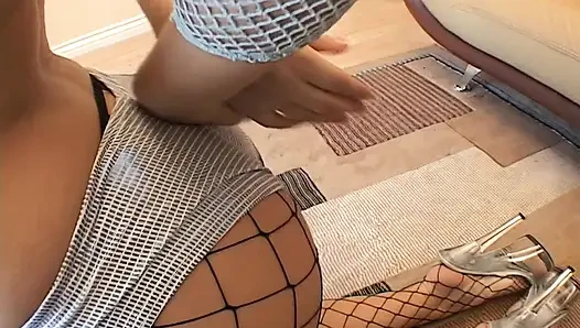 Cewek hot rambut pirang dicrot di muka setelah nyepong kontol besar