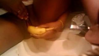 Murzynka używa banana do tryskania