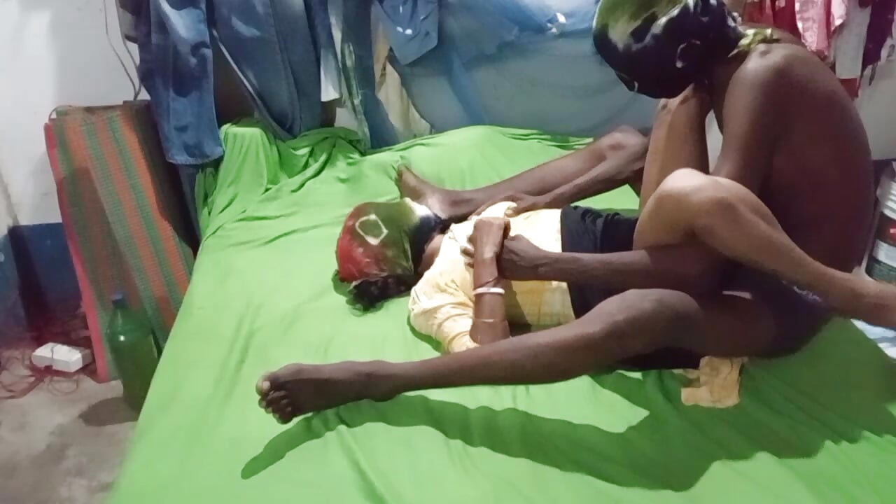 Desi Aunty k saath hot gand ki romantic video only kissing