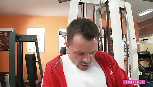 Cewek gym yang cantik disodok