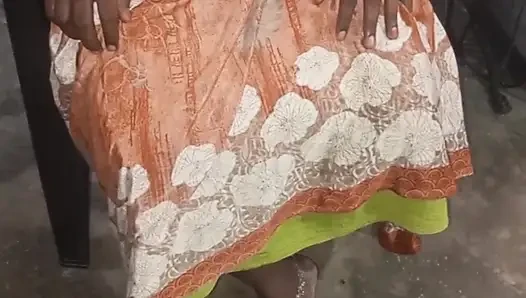 Üvey babasının pürüzsüz amını gördükten sonra penisim ereksiyon oldu.