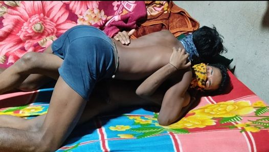Indyjski seks gejowski w trójkącie - pieprzony piękny młody chłopak z wielką dupą
