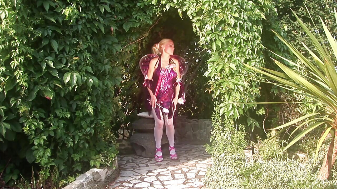 कॉस्प्ले दो वेश्याओं के साथ घर के बाहर दोहरी तीन लोगों वाली चुदाई, एक-एक करके