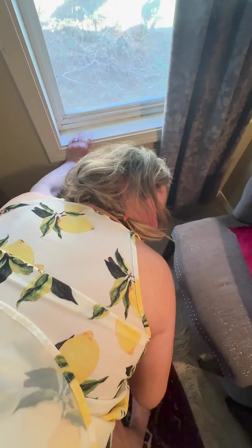 熟女撸管家拉起她的裙子自慰