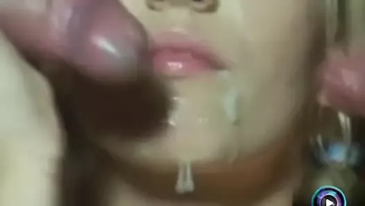 Caroline de Jaie, pin-up mince, se fait remplir la bouche de sperme