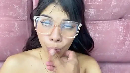 Küçük üvey kız karısı orada olmadığı için üvey babası tarafından sikiliyor, azgın üvey kız amında tüm sütünü istiyor.