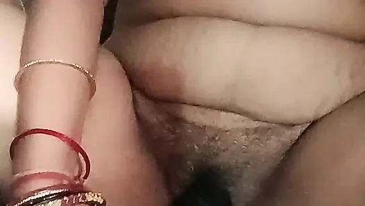 Ibu rumah tangga desa india lagi asik masturbasi memeknya pakai vibrator dildo