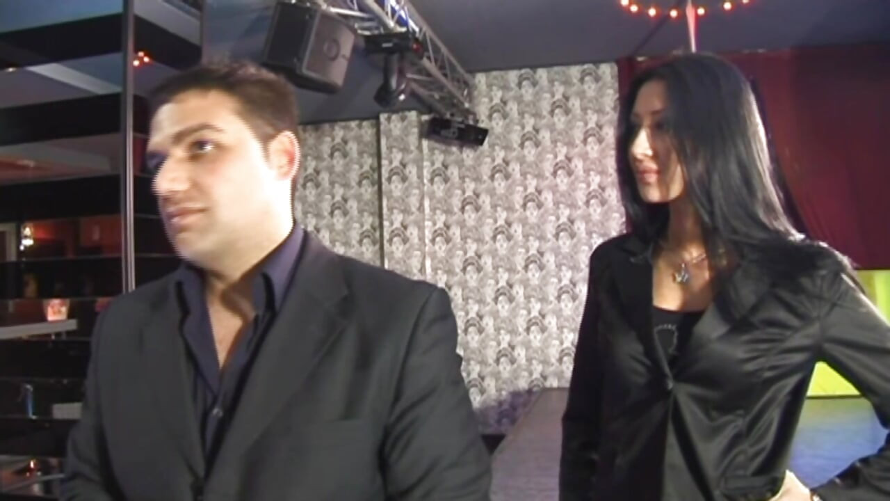 U zamjenu za uslugu, on dovodi do toga da mu žena jebu dva frajera i ona svršava prskajući