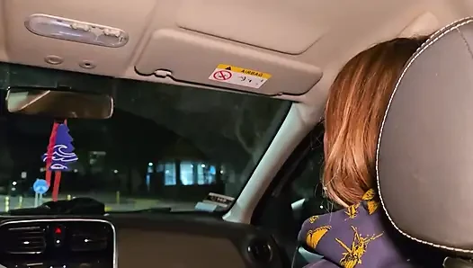 Грязные шлюшки сосут хуй в Uber перед вечеринкой! Поток стука стука