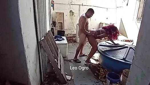 Надеваю это горячо на уборщицу на заднем дворе