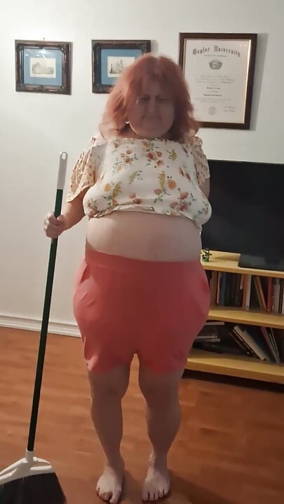 Grande barriga beleza enfermeira Vick limpa o chão bagunçado